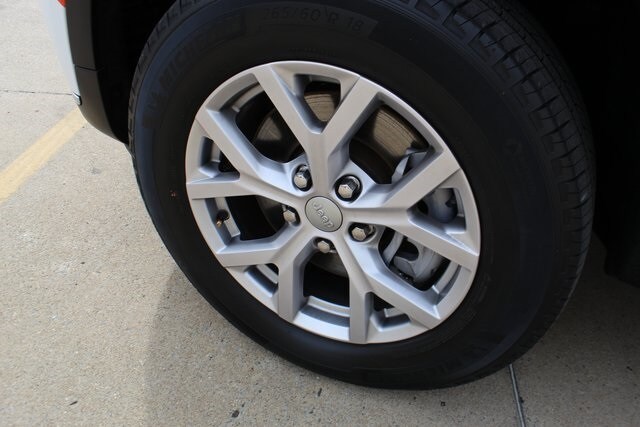 2022 Jeep Grand Cherokee Limited photo 3