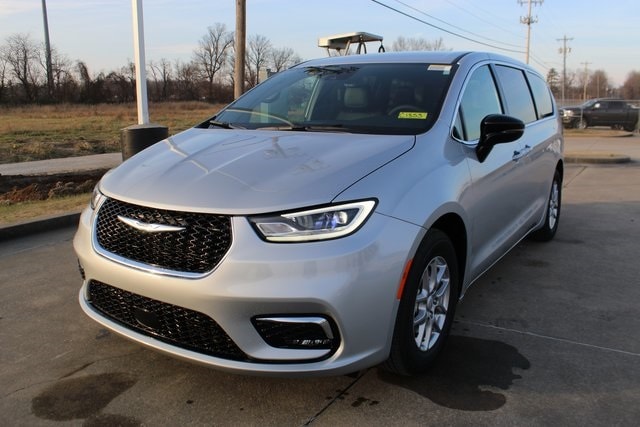 2026 Chrysler Pacifica Select's photo