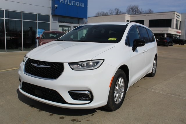 2026 Chrysler Pacifica Select's photo