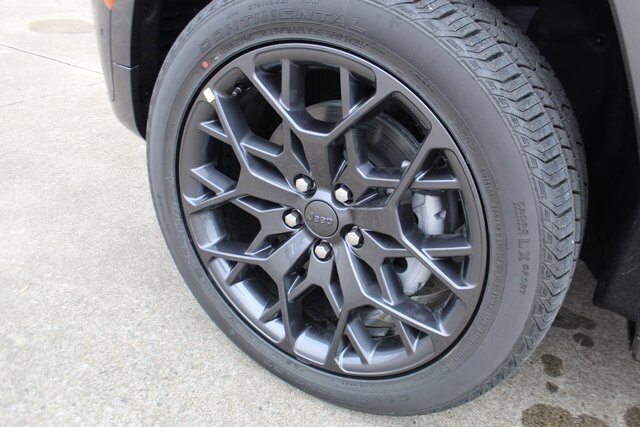 2025 Jeep Grand Cherokee L Summit photo 3