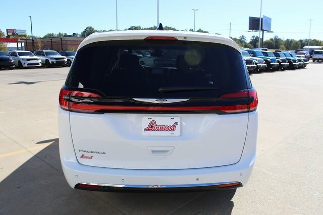 2024 Chrysler Pacifica Touring L photo 4