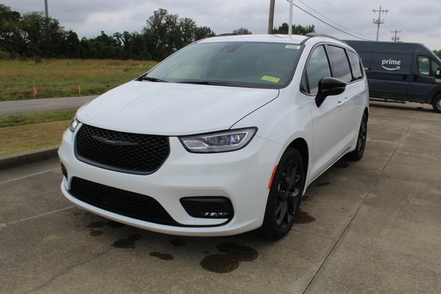 2026 Chrysler Pacifica Select's photo