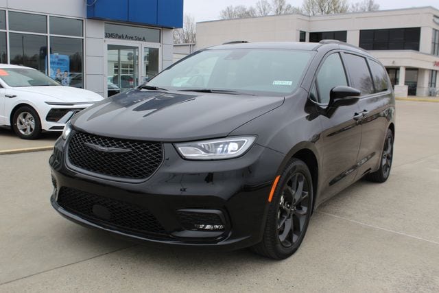 2025 Chrysler Pacifica Limited's photo