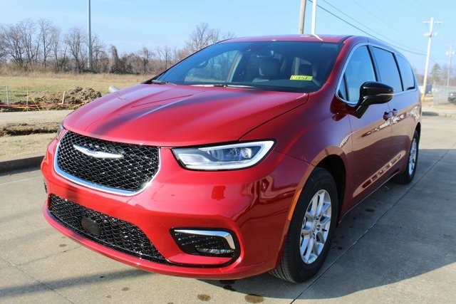 2026 Chrysler Pacifica Select's photo