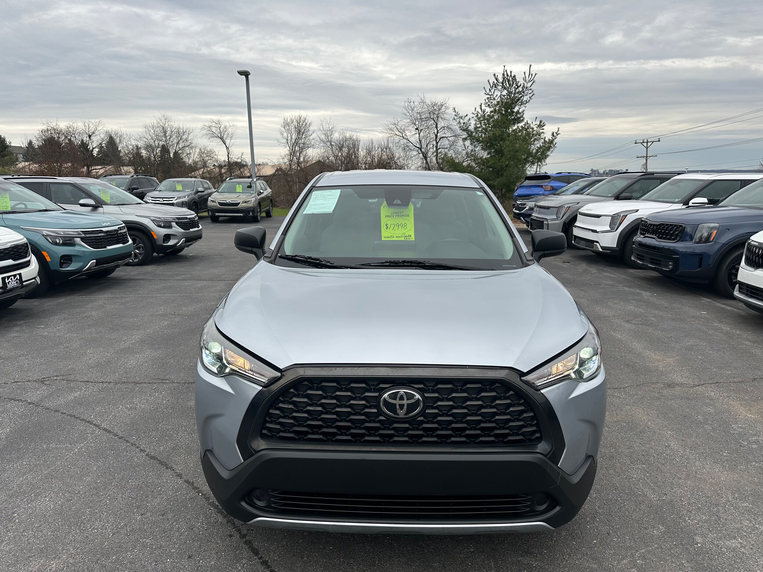 2022 Toyota Corolla Cross L photo 2