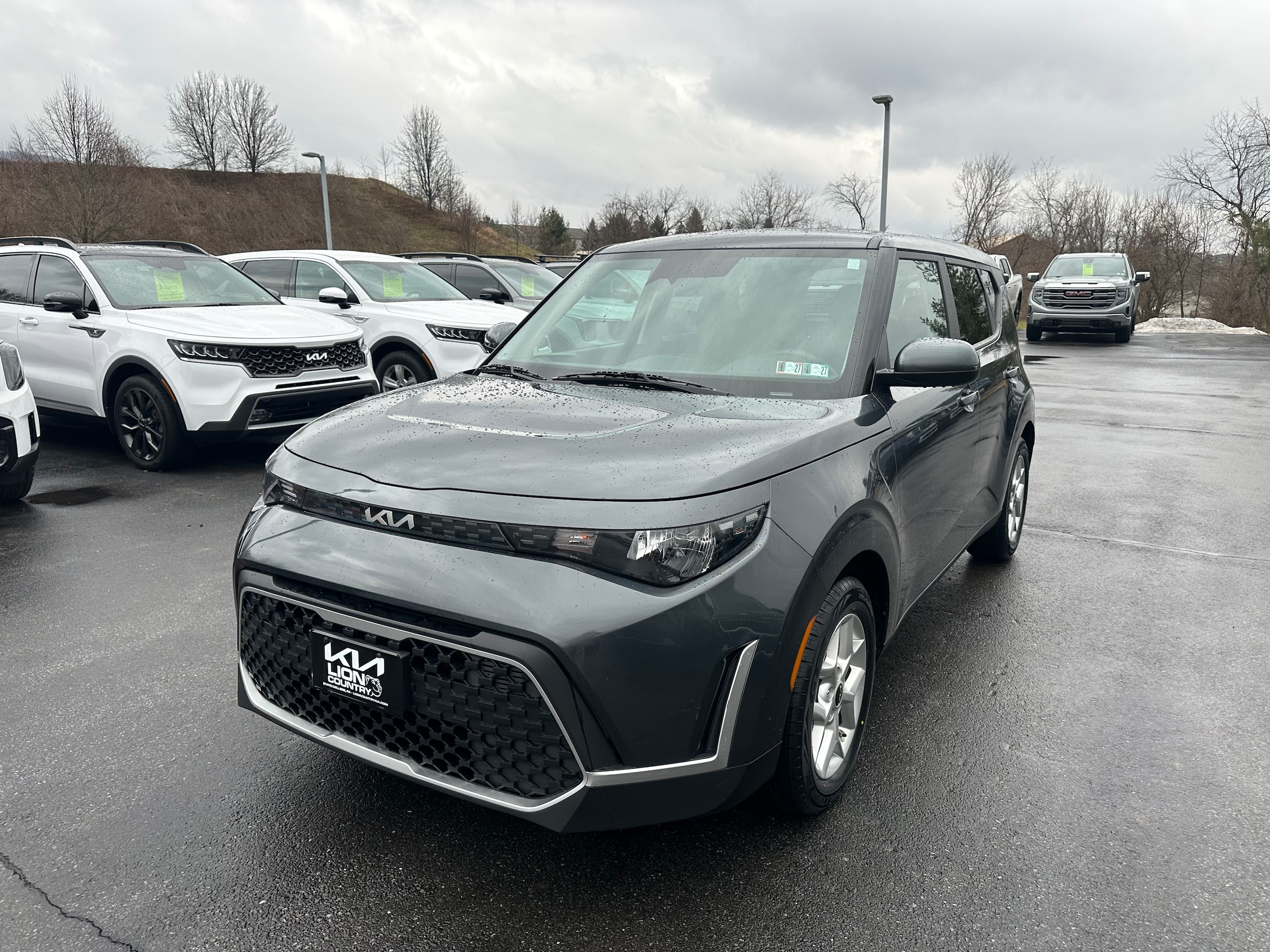 2023 Kia Soul LX's photo