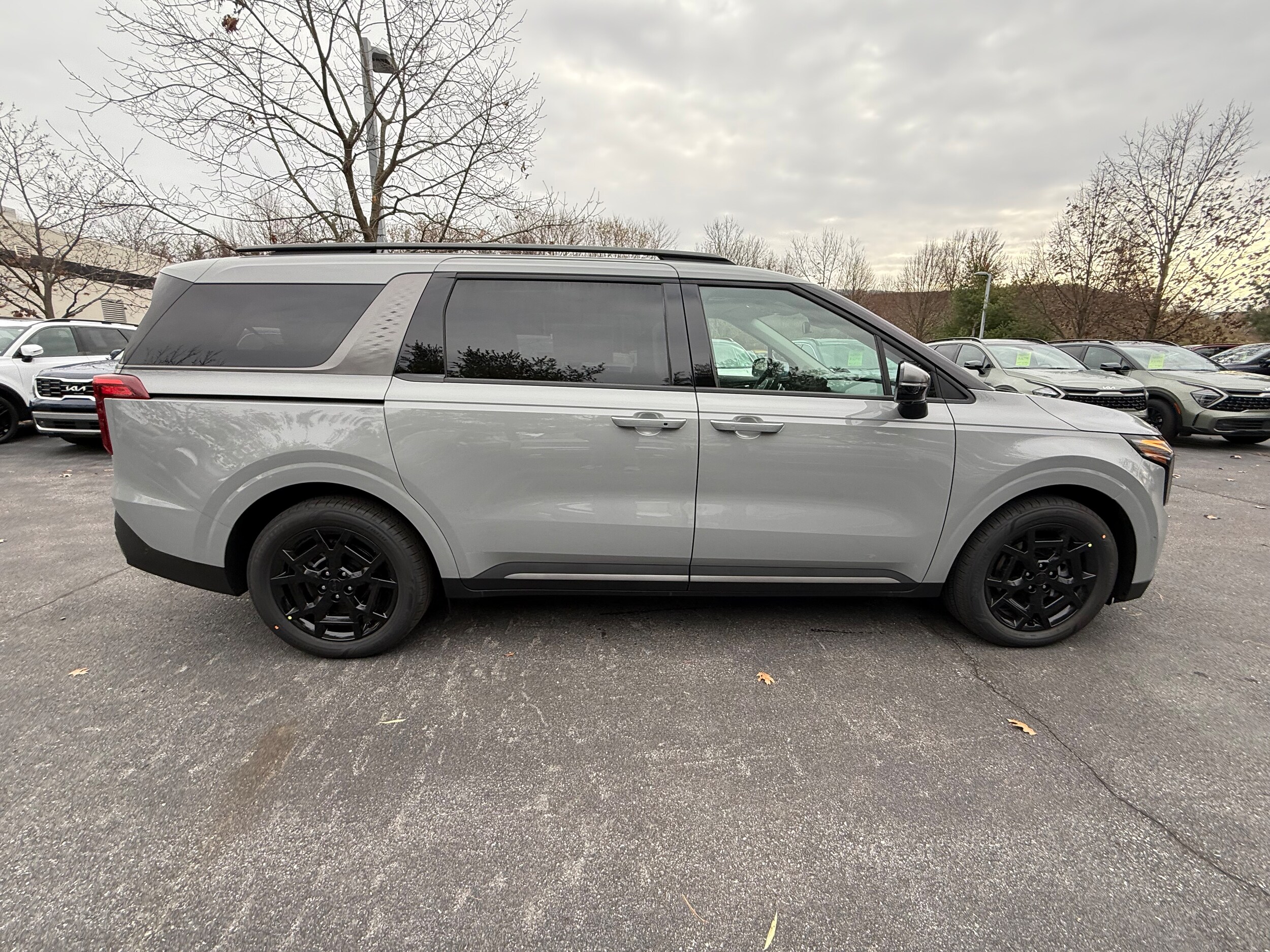 2025 Kia Carnival SX photo 4