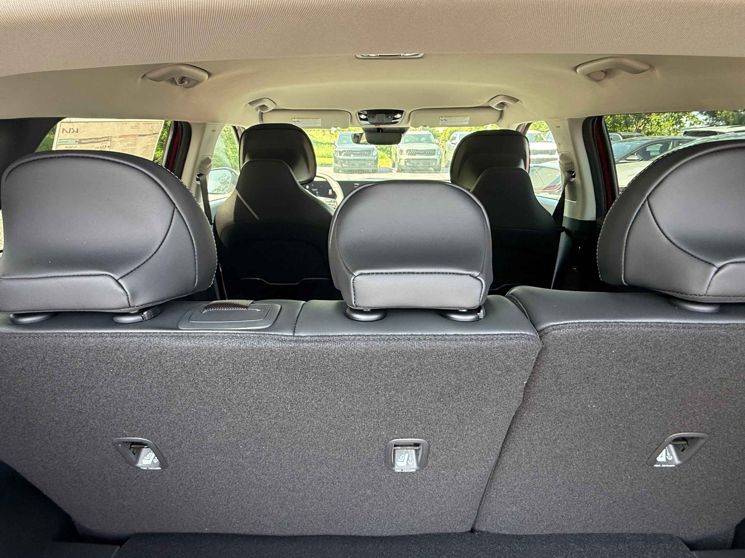 2025 Kia EV6 Wind - Photo 11