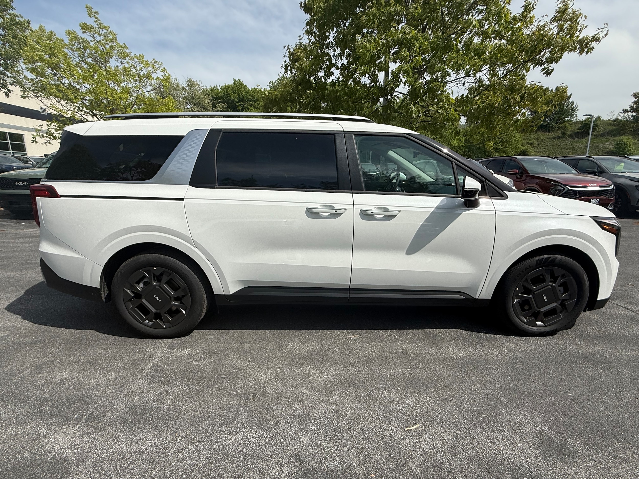 2025 Kia Carnival EX photo 4