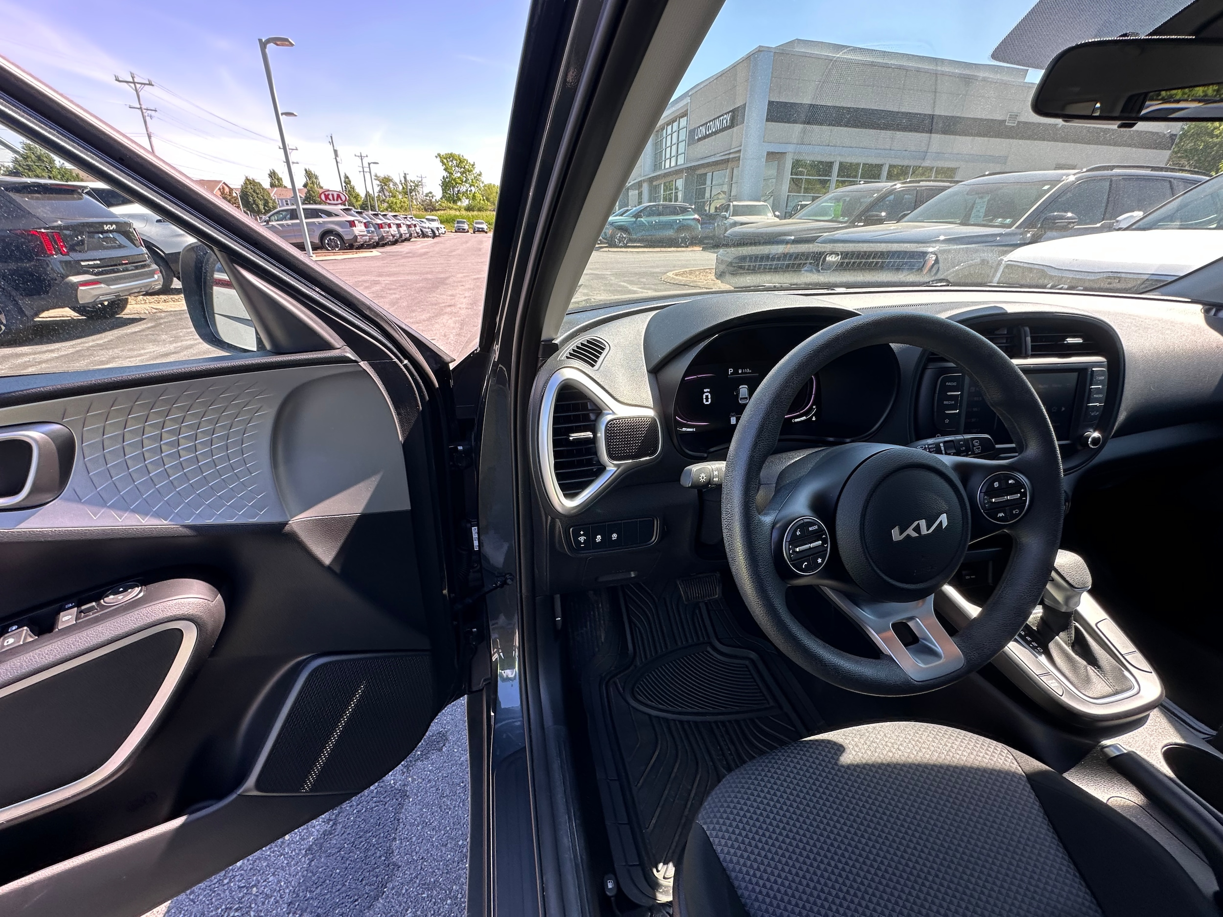 2023 Kia Soul LX - Photo 22