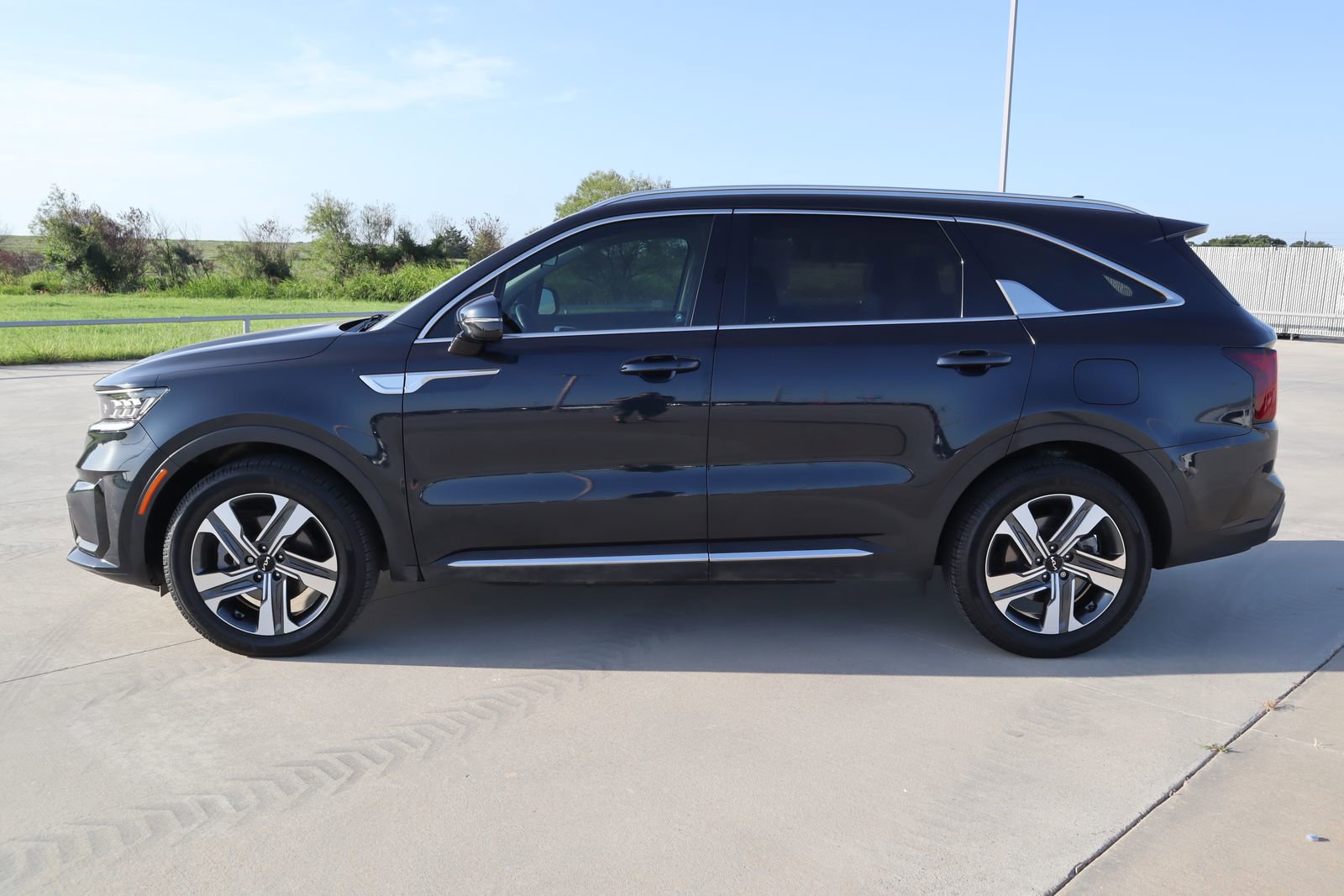 2022 Kia Sorento Plug-In Hybrid SX photo 2