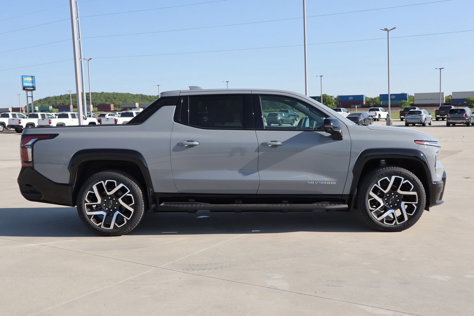 2025 Chevrolet Silverado EV RST photo 3