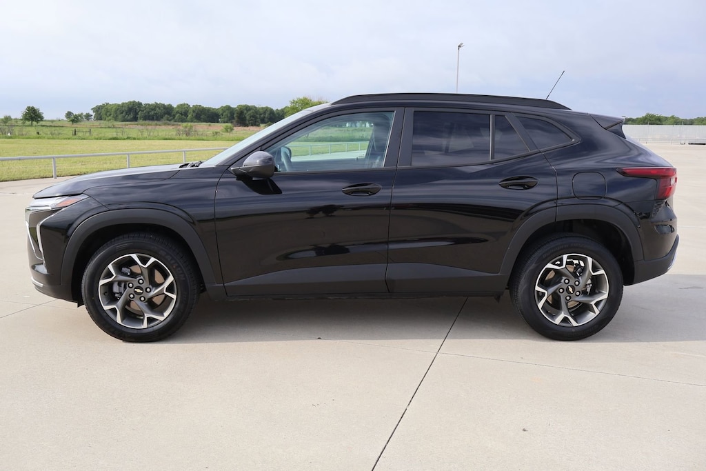 Used 2025 Chevrolet Trax LT SUV
