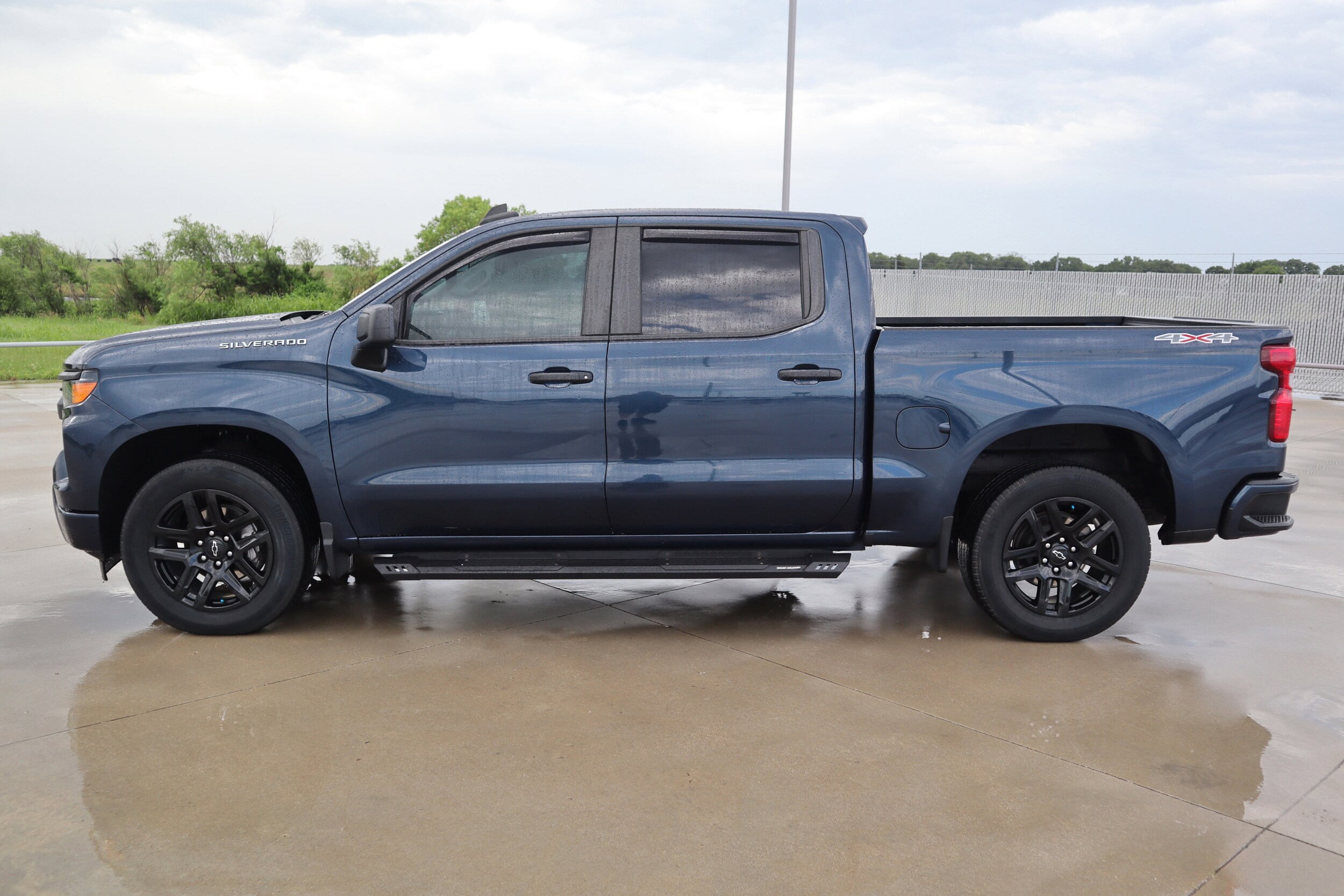 2023 Chevrolet Silverado 1500 Custom photo 2