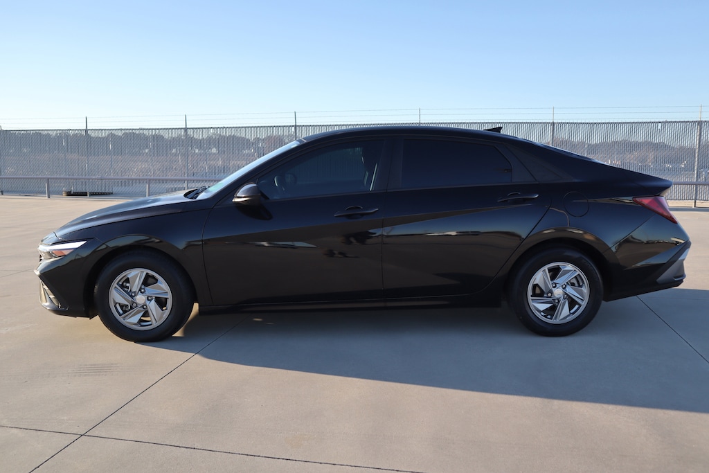 Used 2024 Hyundai Elantra SE Sedan