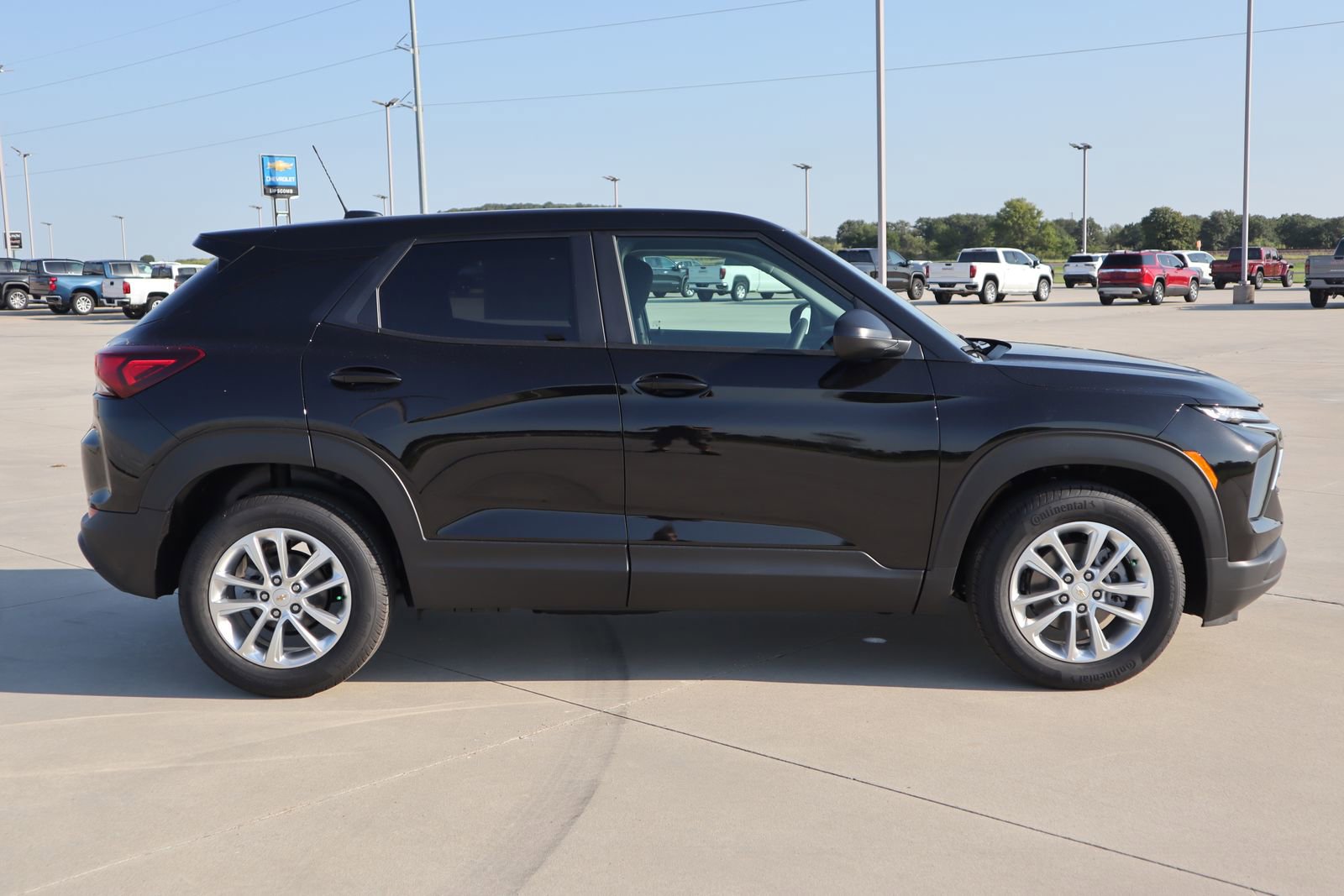 2026 Chevrolet Trailblazer LS photo 2
