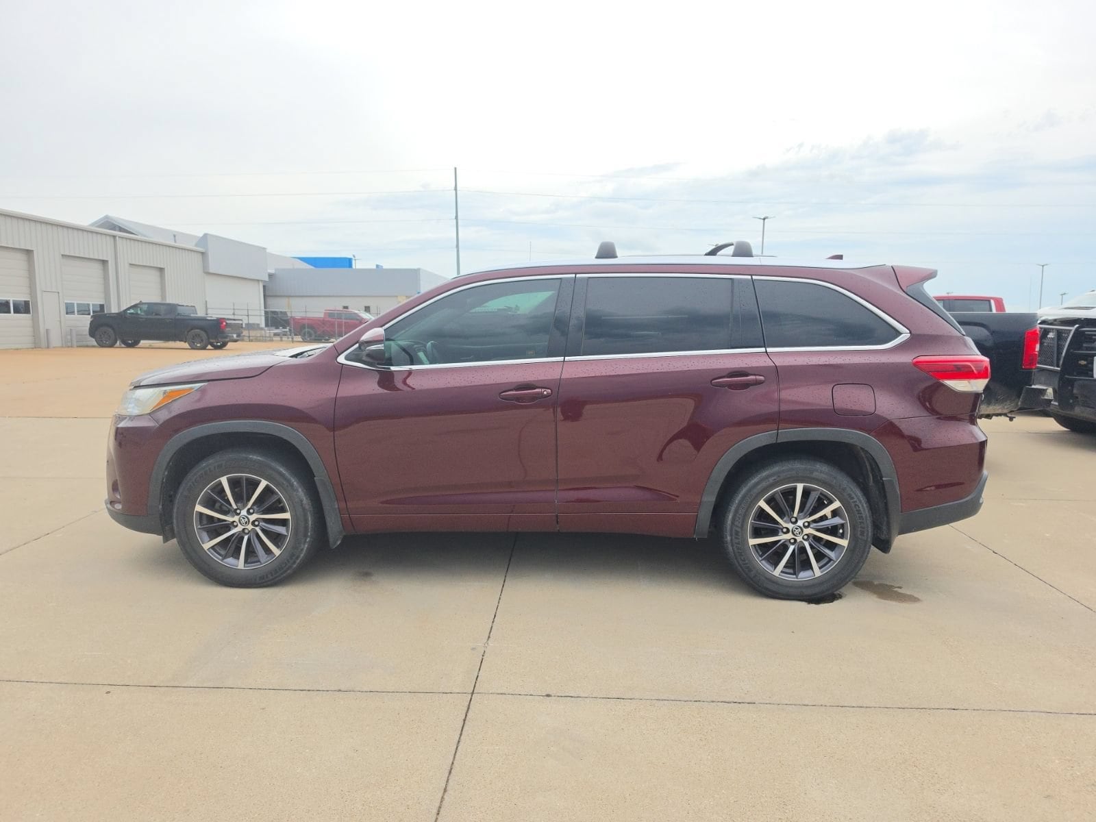 Used 2017 Toyota Highlander XLE with VIN 5TDKZRFH8HS233892 for sale in Bowie, TX