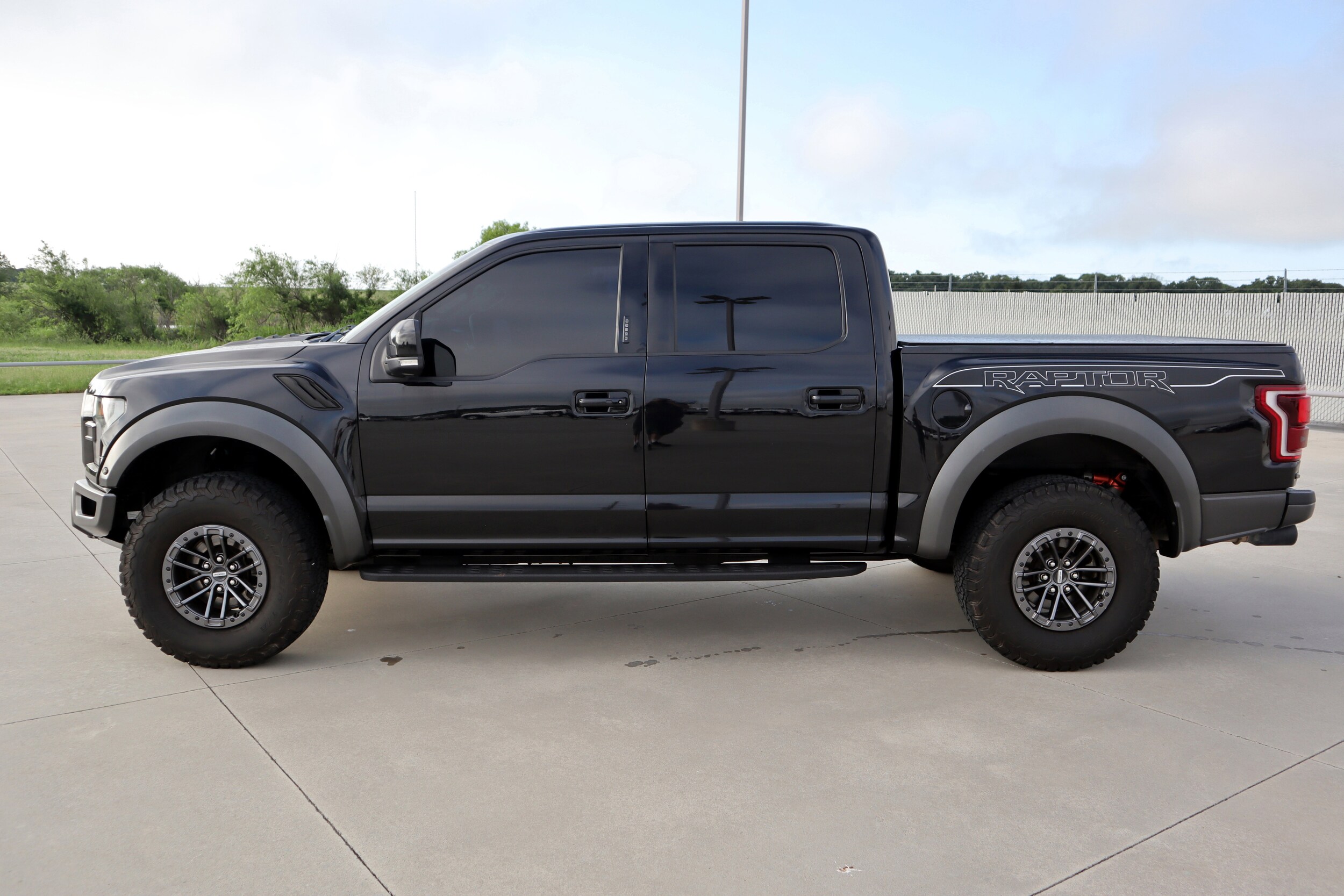 2020 Ford F-150 Raptor photo 2