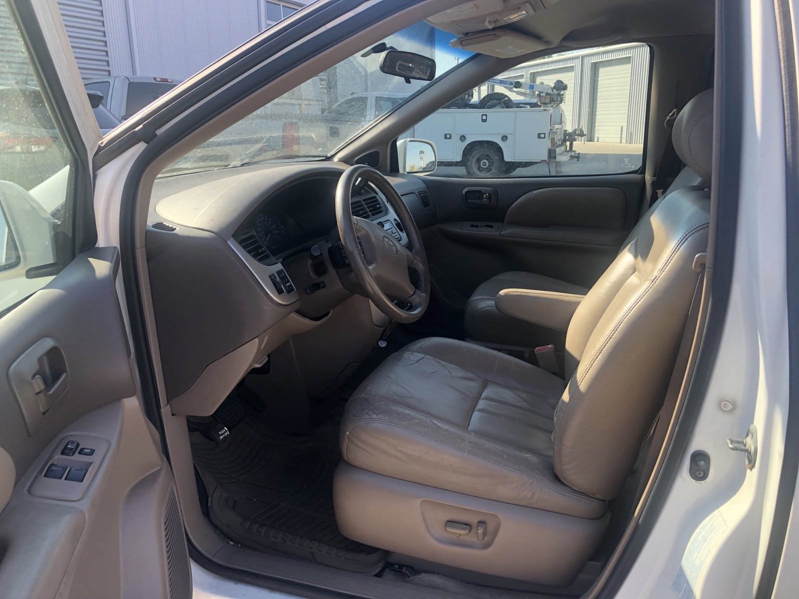 2003 Toyota Sienna LE photo 2