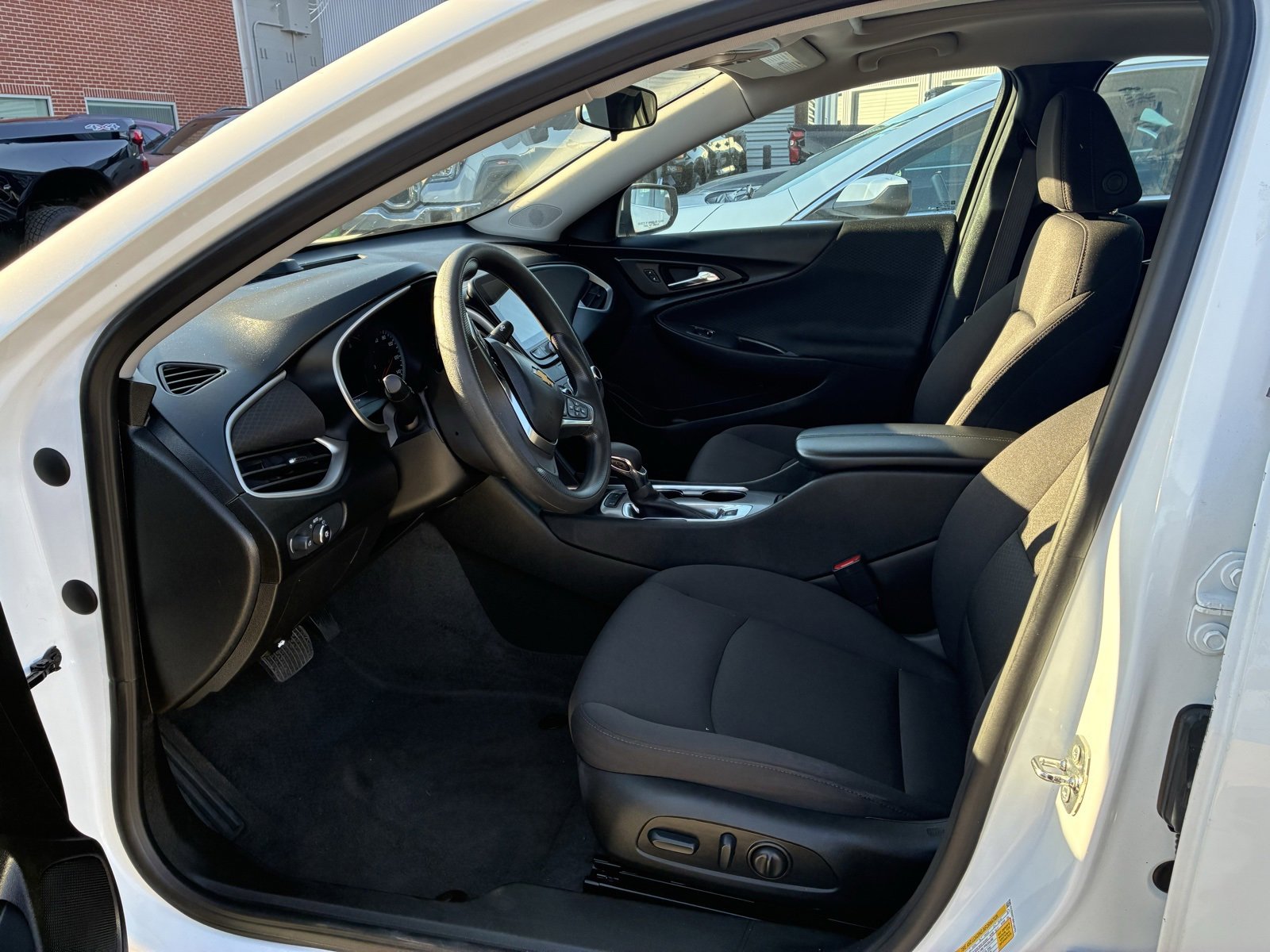 2024 Chevrolet Malibu 1LT photo 2