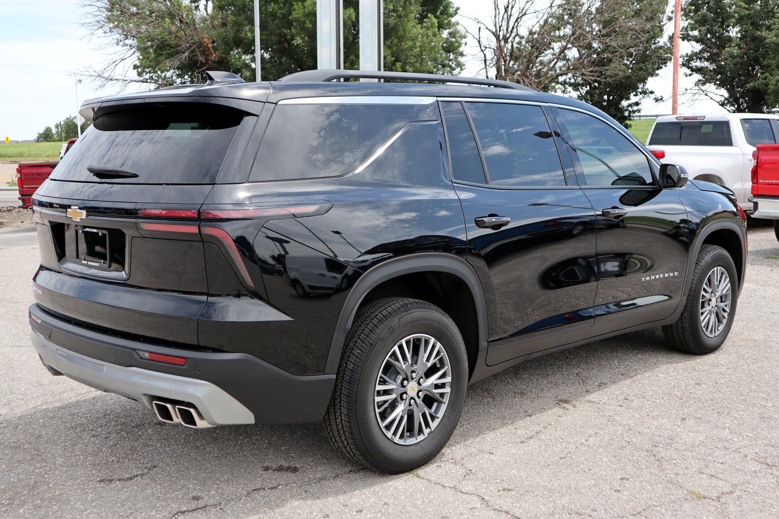 2025 Chevrolet Traverse photo 4