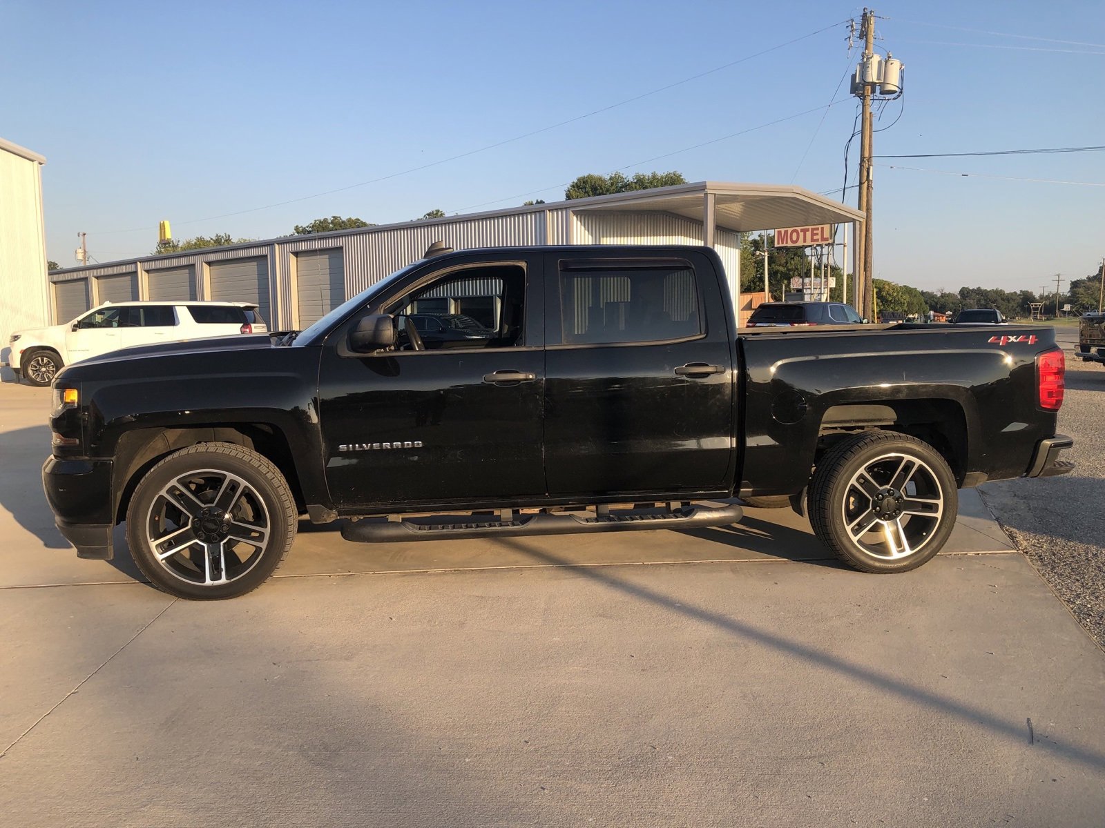 2018 Chevrolet Silverado 1500 Custom photo 2