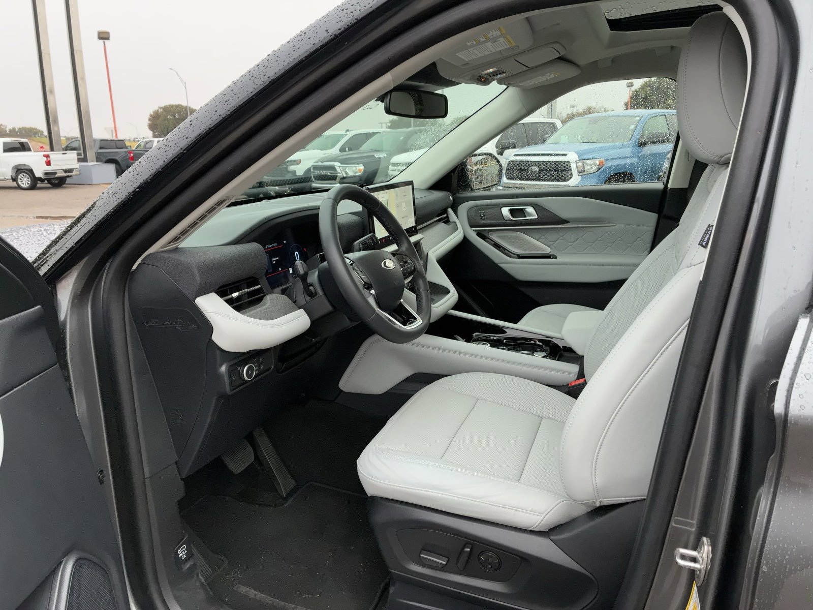 2025 Ford Explorer Platinum photo 2