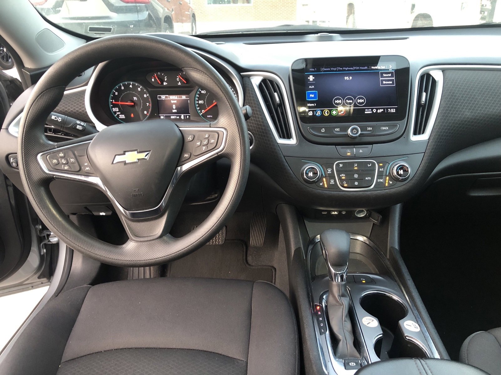 2024 Chevrolet Malibu 1LT photo 3