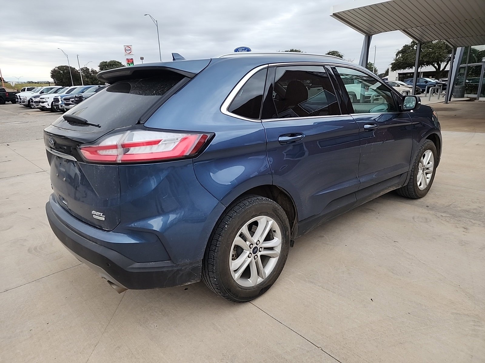 2019 Ford Edge SEL photo 2