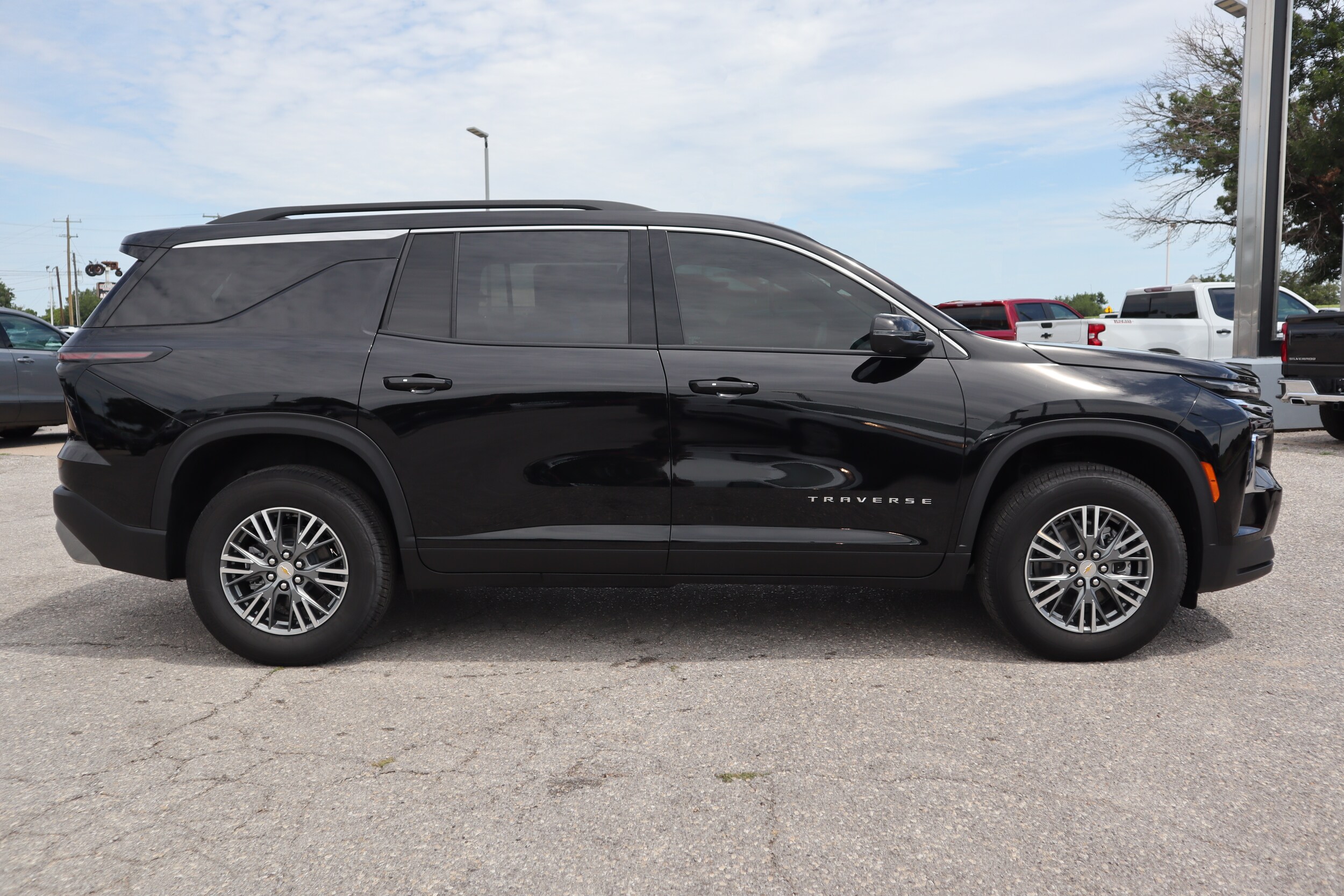 2025 Chevrolet Traverse photo 3