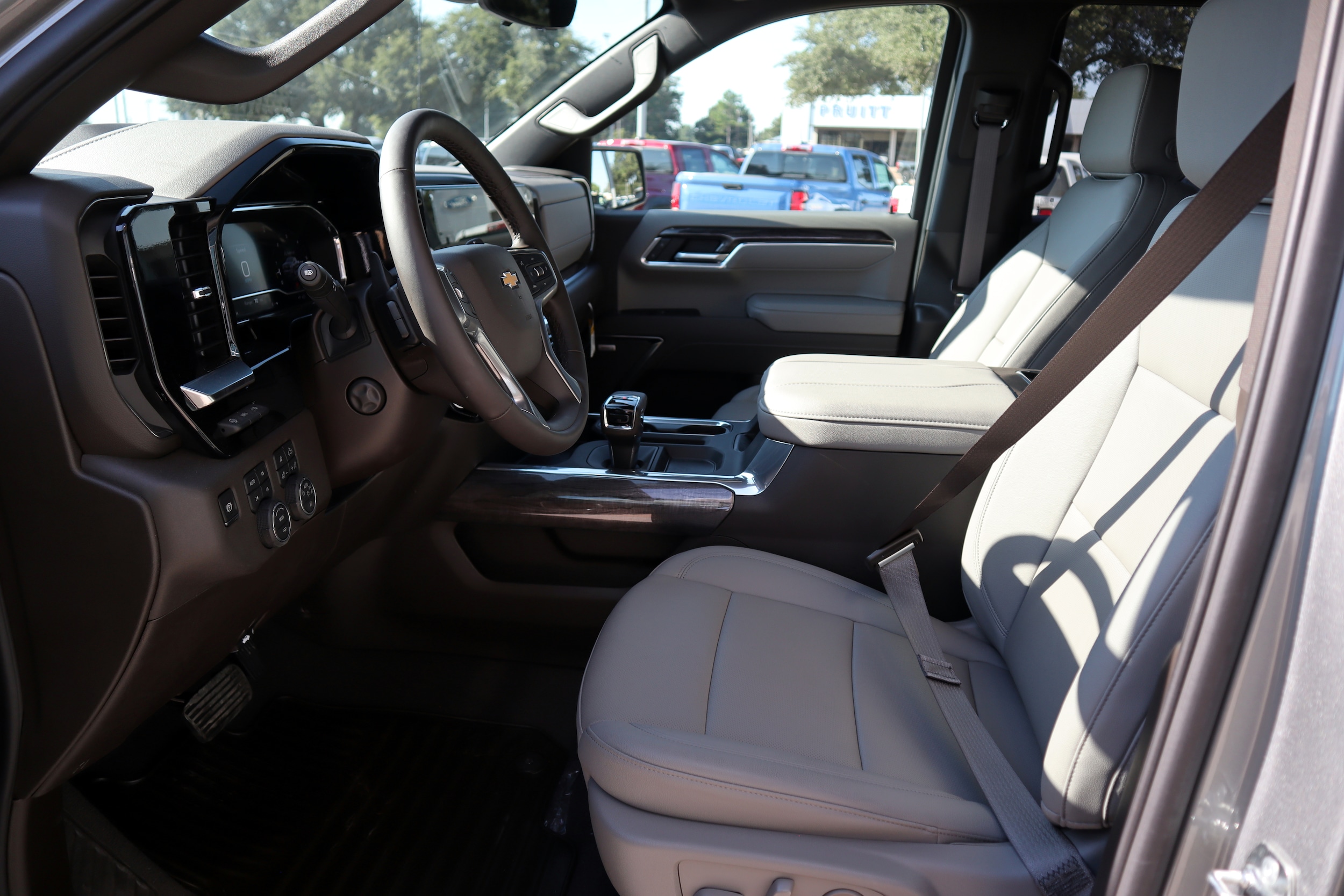 2025 Chevrolet Silverado 1500 LTZ - Photo 10
