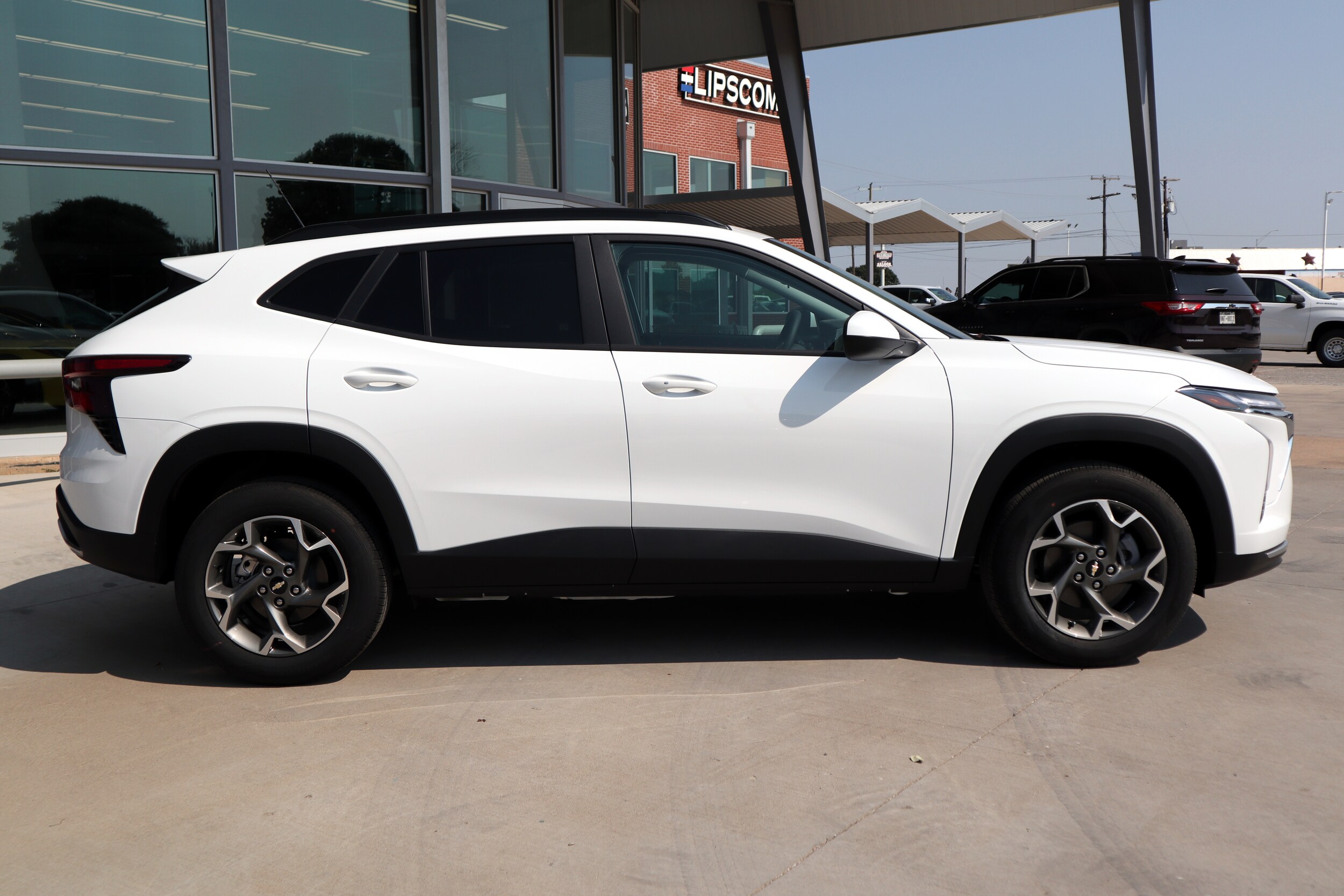 2025 Chevrolet Trax LT photo 2