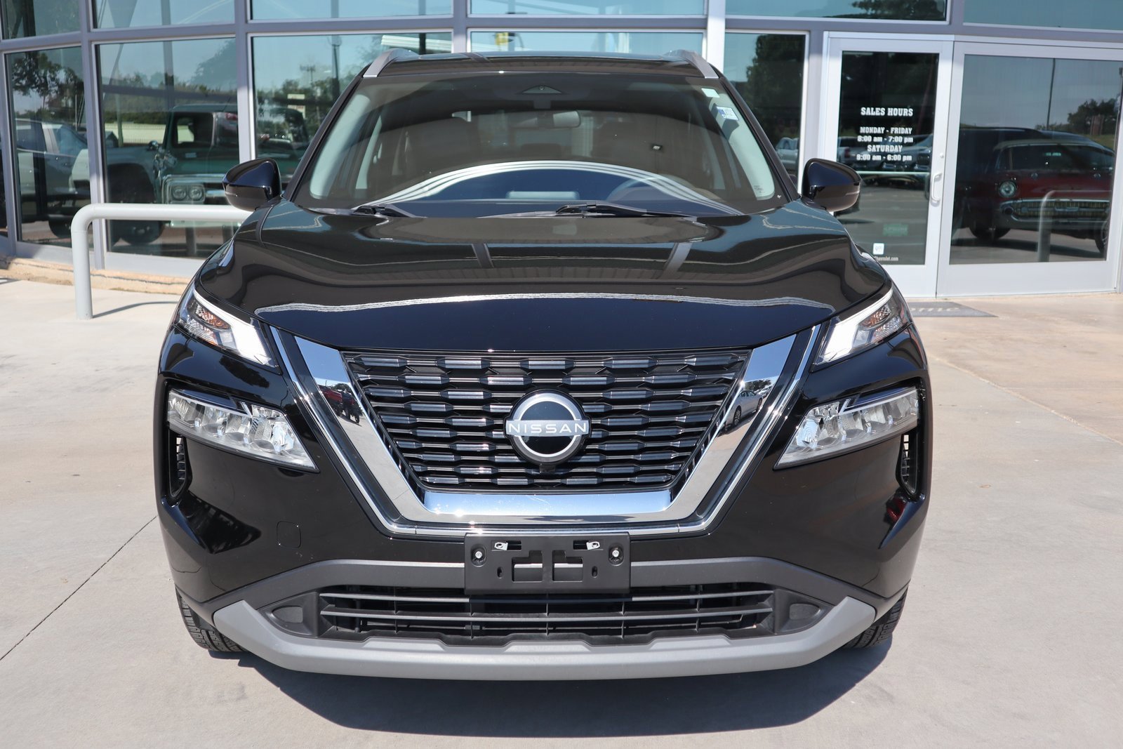 2022 Nissan Rogue SV photo 2