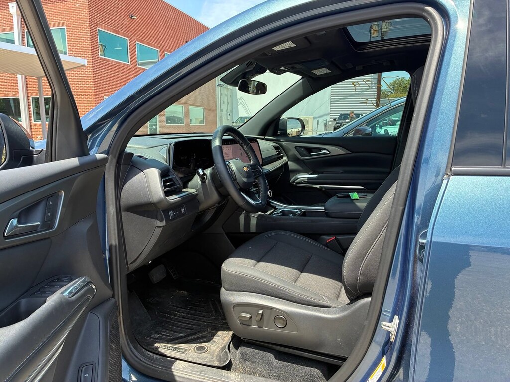 Used 2025 Chevrolet Traverse LT SUV