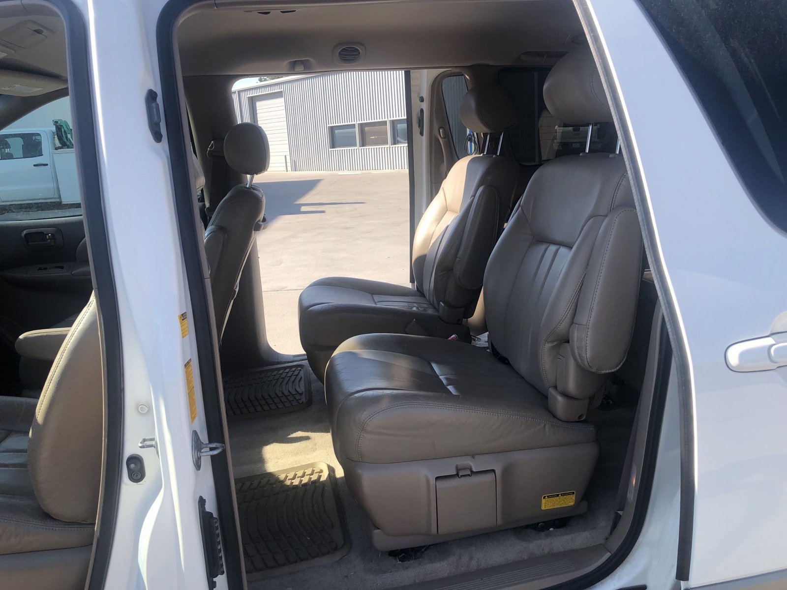 2003 Toyota Sienna LE photo 3