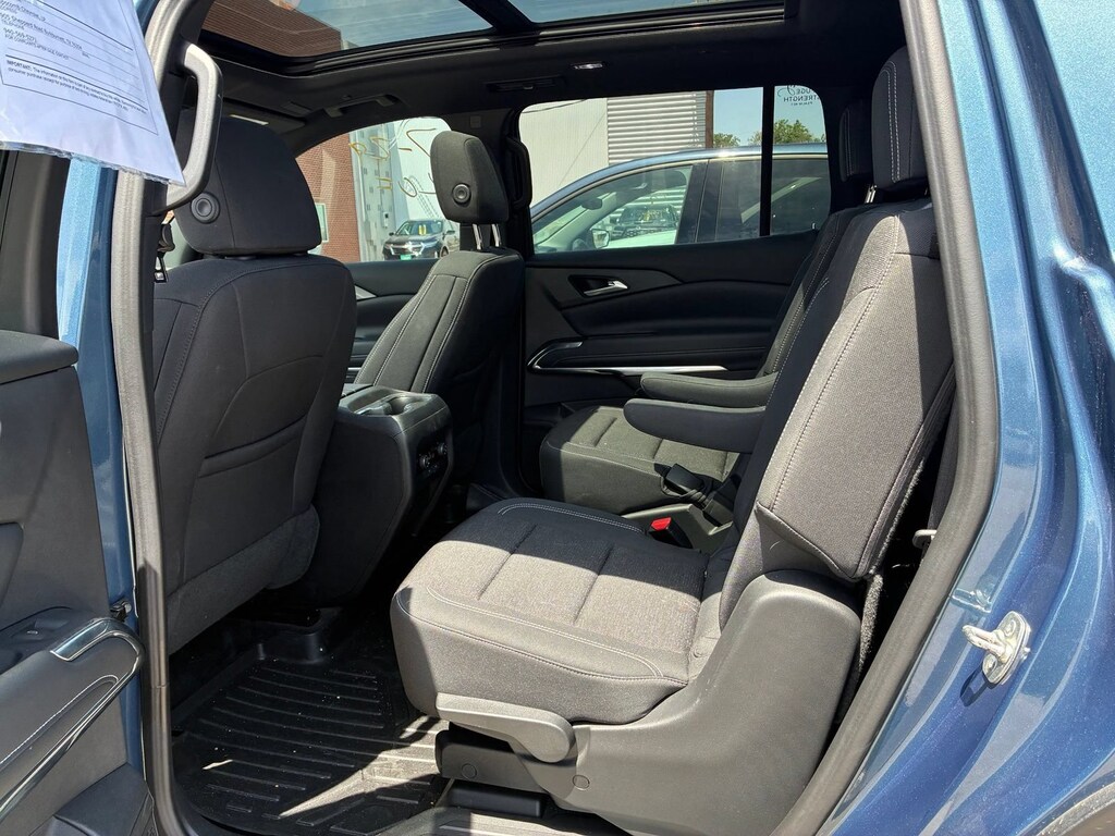 Used 2025 Chevrolet Traverse LT SUV