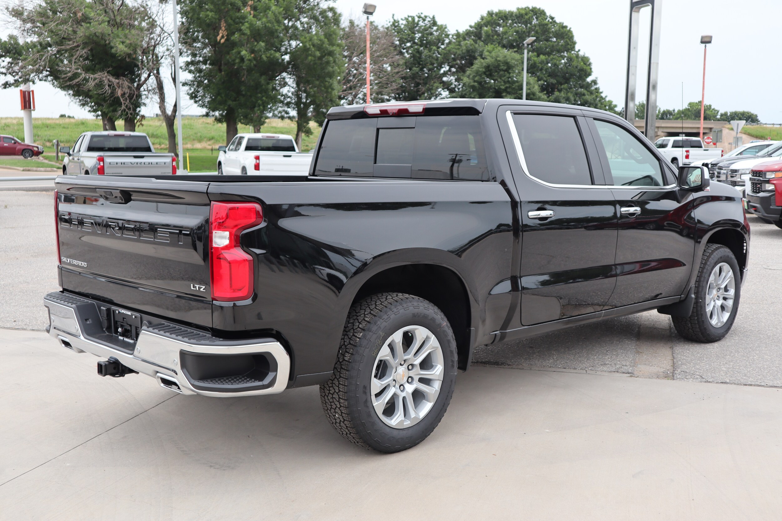 2025 Chevrolet Silverado 1500 LTZ photo 4