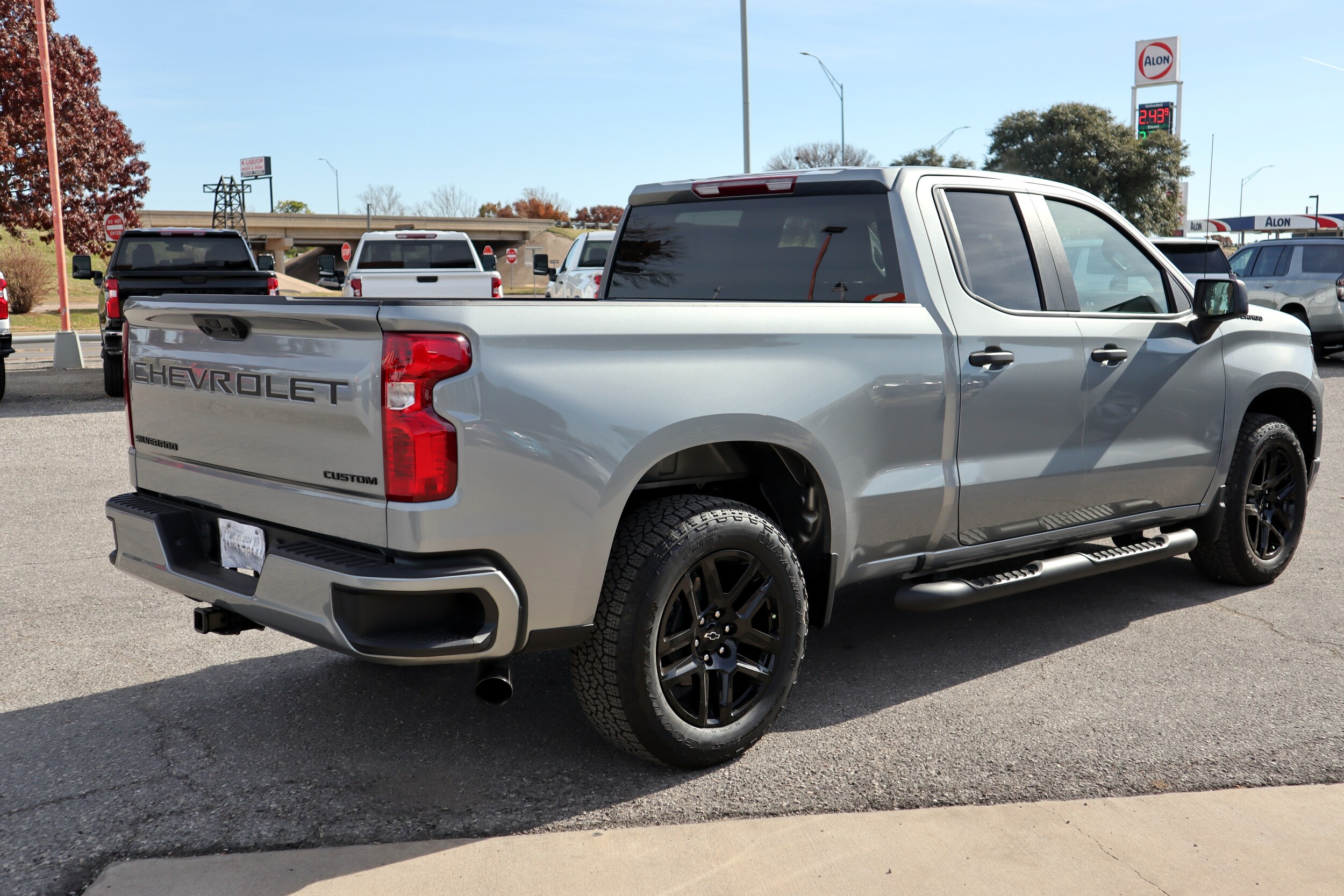 2025 Chevrolet Silverado 1500 Custom photo 3