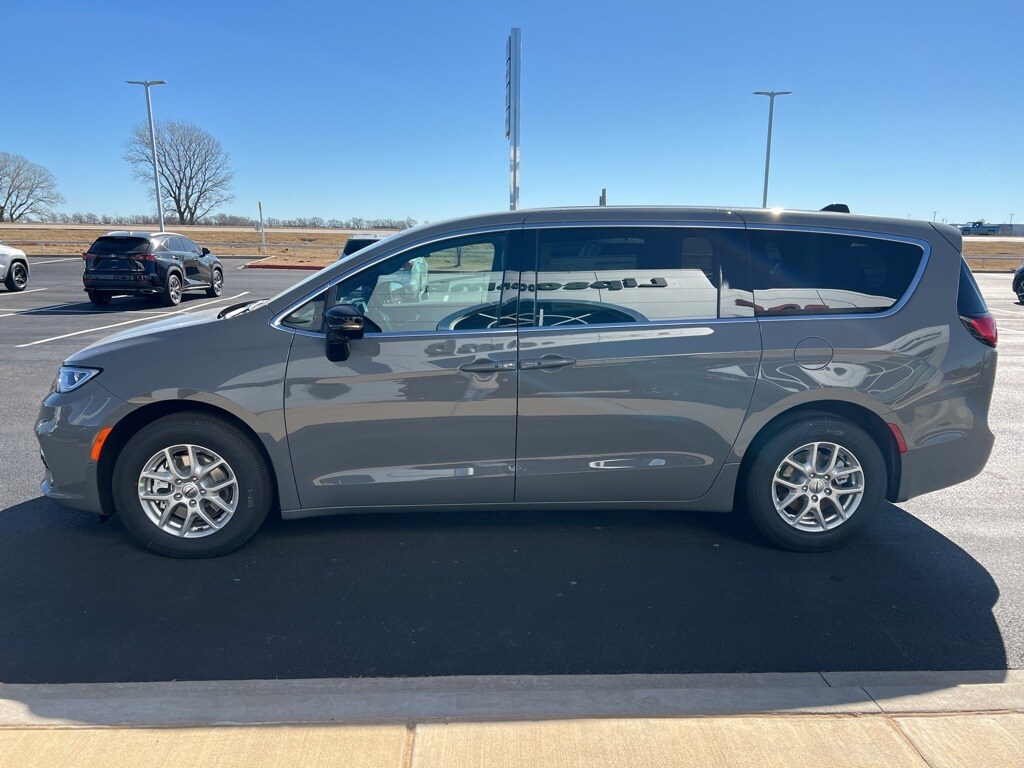 2025 Chrysler Pacifica LE photo 3