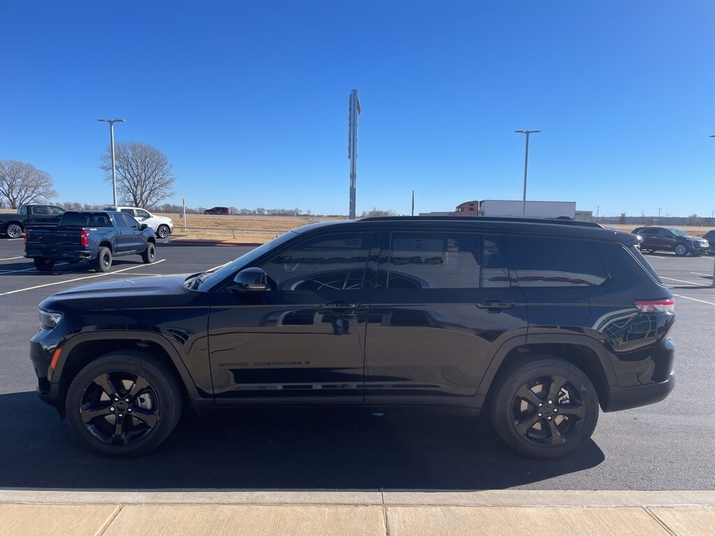 Used 2023 Jeep Grand Cherokee L Laredo SUV