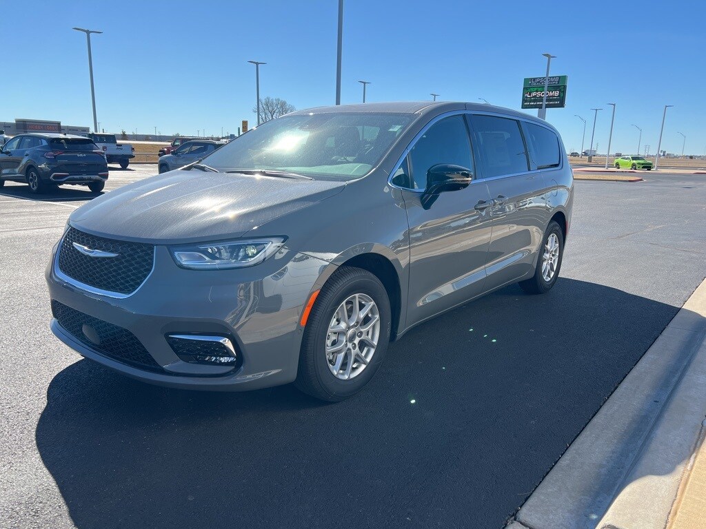 2025 Chrysler Pacifica LE photo 2