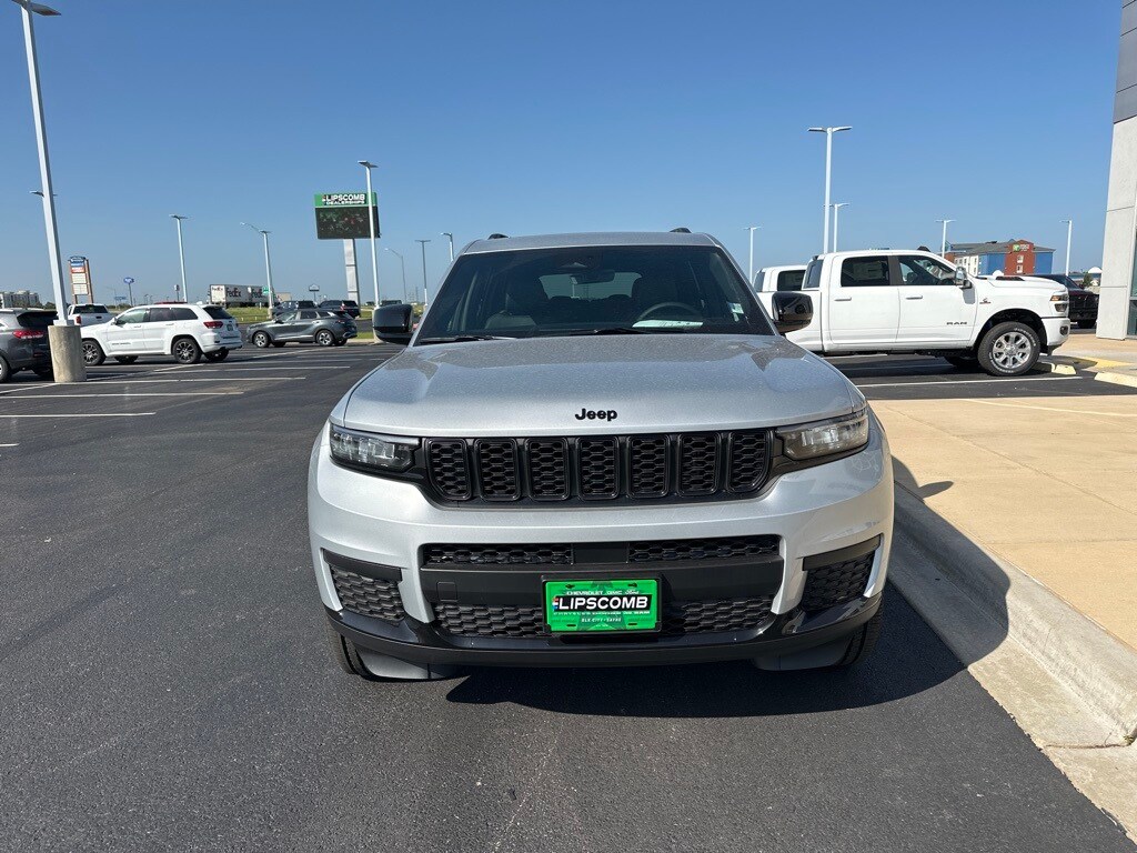 2025 Jeep Grand Cherokee Altitude photo 3