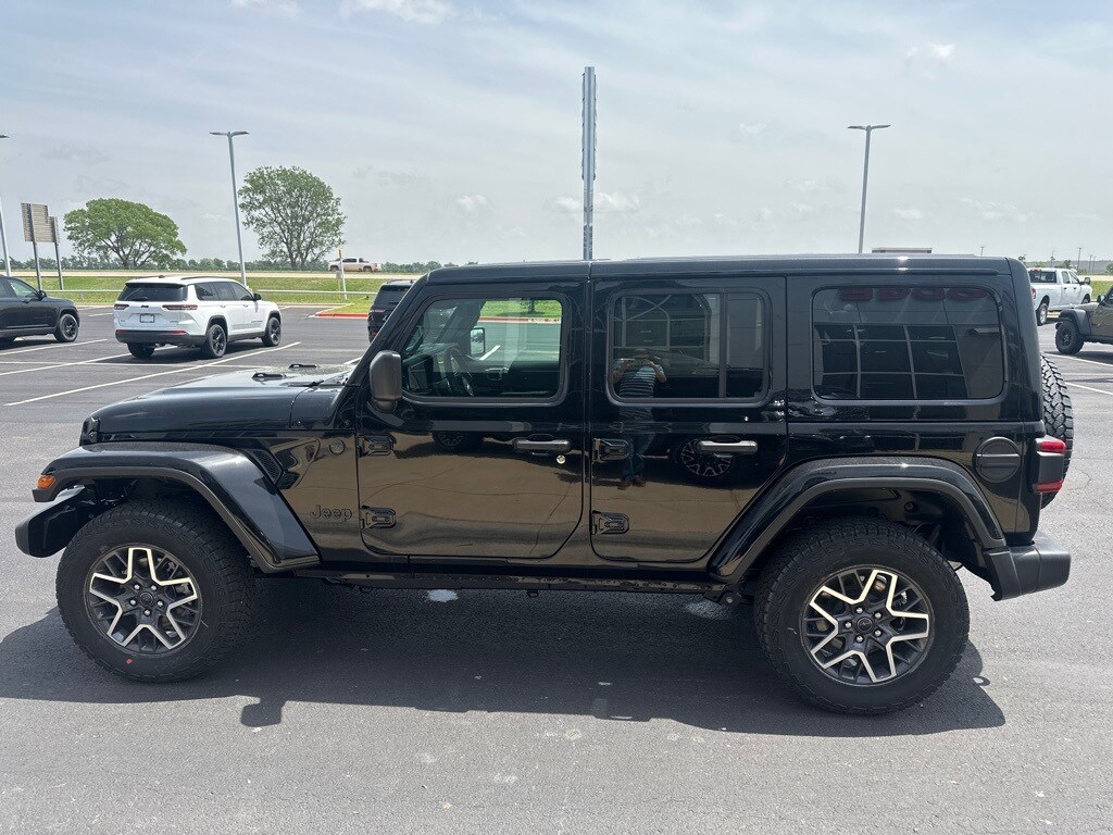 2025 Jeep Wrangler Sahara photo 4