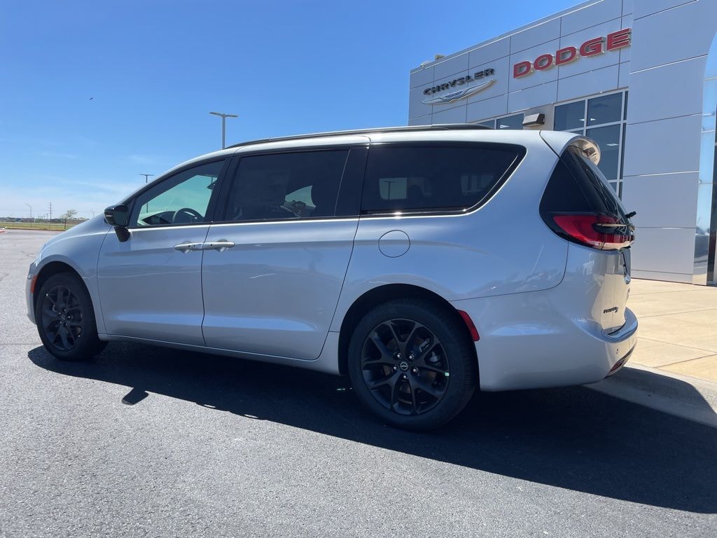 New 2026 Chrysler Pacifica Select Passenger Van