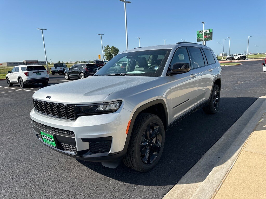 2025 Jeep Grand Cherokee Altitude photo 4