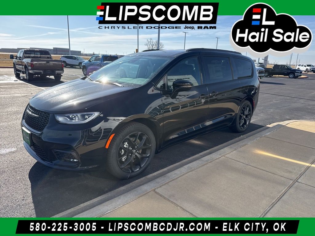 2026 Chrysler Pacifica Select's photo