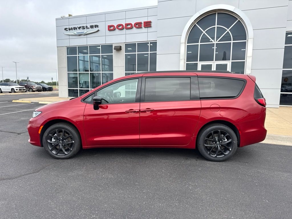 New 2026 Chrysler Pacifica Select Passenger Van