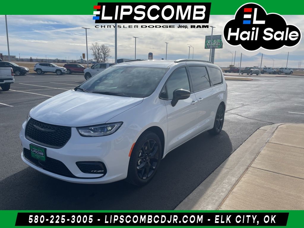 2026 Chrysler Pacifica Select's photo