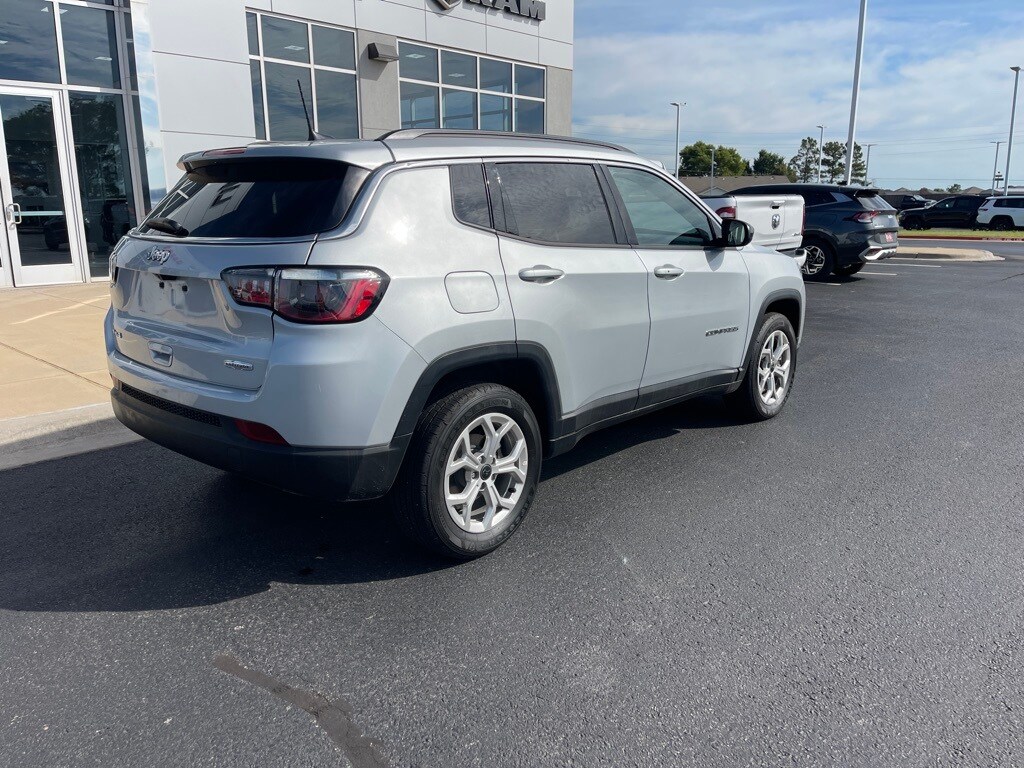 2025 Jeep Compass Latitude photo 3