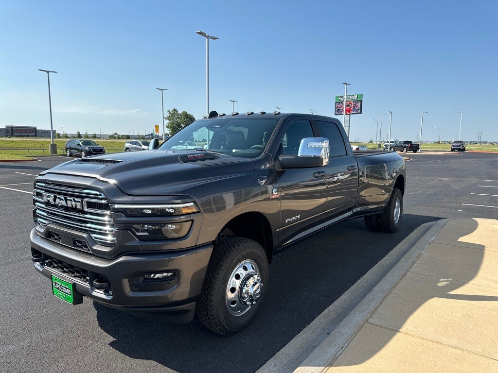 2025 Ram 3500 Laramie photo 4